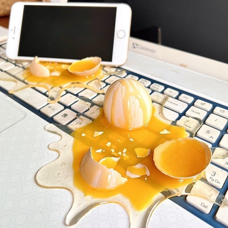 Home Office Tech Gadgets - 壊れた卵の携帯電話ホルダー スタンド - 面白いいたずらグッズ、誕生日、クリスマス、ホームオフィスのデスク装飾に最適なギフト